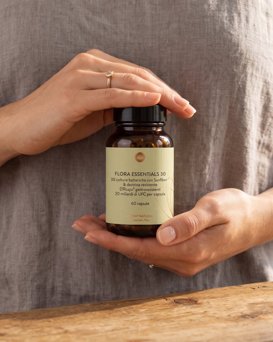 Flora Essentials 30 tenuto tra le mani